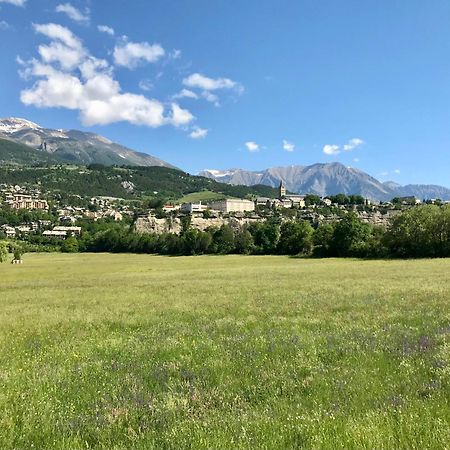 Le Pied De Ville Pouzenc Embrun Bagian luar foto