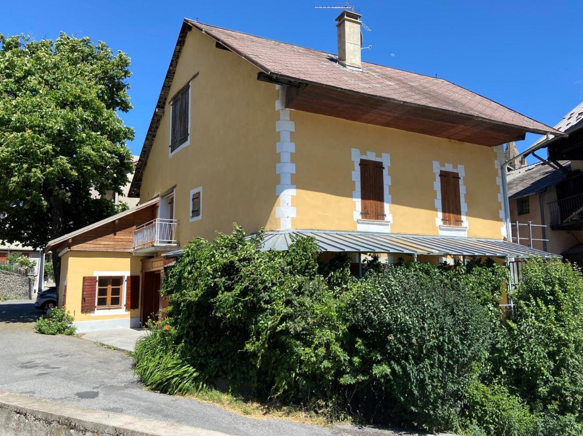 Le Pied De Ville Pouzenc Embrun Bagian luar foto