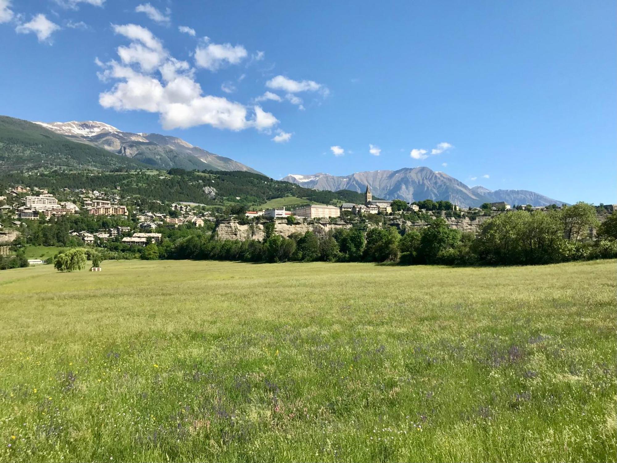 Le Pied De Ville Pouzenc Embrun Bagian luar foto